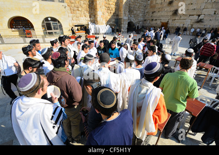 Menschenmassen betet an der Klagemauer, die heiligste Stätte des Judentums außerhalb der Tempelberg in Jerusalem, Israel. Stockfoto