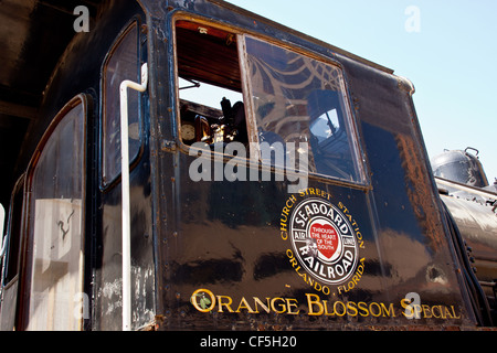 alte Dampfmaschine und Kutschen der Orangenblüten-Bahn in der Church street station Orlando Florida usa Stockfoto