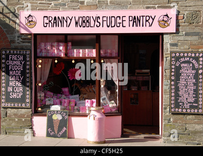 Exterieur des Granny Wobbly Fudge Pantry Shop. Stockfoto