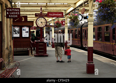 Warten auf einen Zug am Bahnhof Keighley. Stockfoto