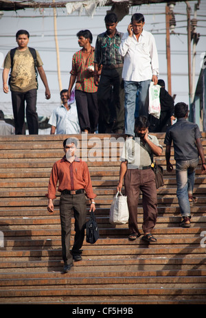 Indische Menschen pendeln zur Arbeit von Dharavi Slum in Mumbai, Indien Stockfoto