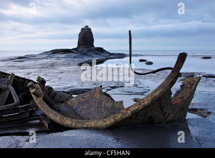 Ein altes Schiffswrack in gegen Bay. Stockfoto