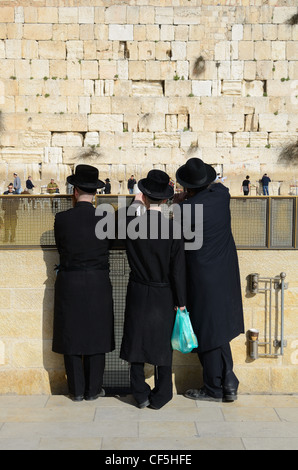 Menschenmassen betet an der Klagemauer, die heiligste Stätte des Judentums außerhalb der Tempelberg in Jerusalem, Israel. Stockfoto