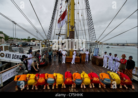 Indonesische Matrosen tanzen traditionell, um US-Militärpersonal an Bord des indonesischen Marine-Großschiffs KRI Dewaruci in der Joint Base Pearl Harbor-Hickam, Hawaii, willkommen zu heißen. Die KRI Dewaruci, kam am 29. Februar 2012 in JBPHH an, um einen kurzen Hafenbesuch zu machen, während sie das US-Festland befahren. Dewaruci begann ihre Kreuzfahrt von Surabaya, Ost-Java, Indonesien am 14. Januar, im Rahmen der Internationalen Operation Sail (OpSail) 2012 zum Gedenken an den 200. Jahrestag des Krieges von 1812. Stockfoto