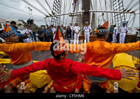 Indonesische Matrosen tanzen traditionell, um US-Militärpersonal an Bord des indonesischen Marine-Großschiffs KRI Dewaruci in der Joint Base Pearl Harbor-Hickam, Hawaii, willkommen zu heißen. Die KRI Dewaruci, kam am 29. Februar 2012 in JBPHH an, um einen kurzen Hafenbesuch zu machen, während sie das US-Festland befahren. Dewaruci begann ihre Kreuzfahrt von Surabaya, Ost-Java, Indonesien am 14. Januar, im Rahmen der Internationalen Operation Sail (OpSail) 2012 zum Gedenken an den 200. Jahrestag des Krieges von 1812. Stockfoto