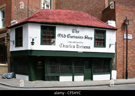 Suchen Sie auf der anderen Straßenseite an der Old Curiosity Shop in Portsmouth Street. Stockfoto