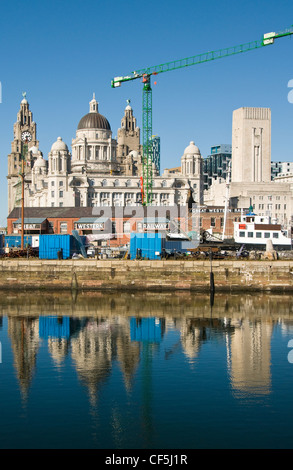 Albert Docks und Waterfront mit dem Royal Liver Building in der Ferne. Stockfoto