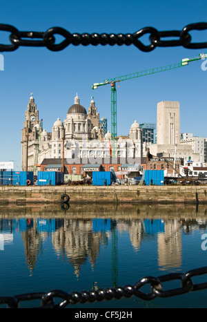 Albert Docks und Waterfront mit dem Royal Liver Building in der Ferne. Stockfoto