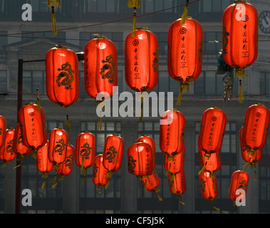 Bunten roten Laternen hängen in Chinatown in London. Stockfoto