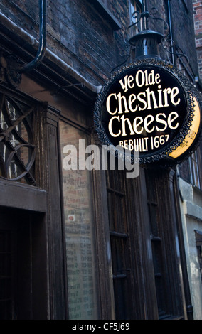 Alte Kneipe Ye Olde Cheshire Cheese in der City of London. Stockfoto