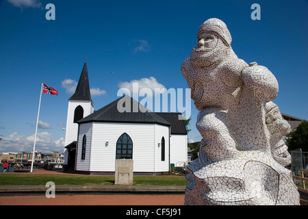 Scott von der Antarktis Denkmal vor der norwegischen Kirche, Bucht von Cardiff, Cardiff, Wales Stockfoto