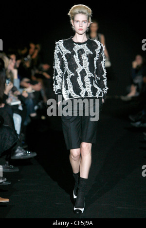 Eisberg Mailand bereit zu tragen Herbst Winter schwarz und weißen Pullover, schwarze Hose, schwarze Socken und schwarze und weiße Schuhe Stockfoto