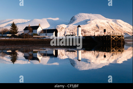 Corpach Leuchtturm auf Loch Eil mit Ben Nevis und Fort William im Hintergrund. Stockfoto