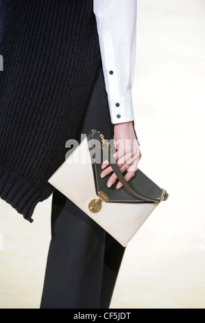 Celine Paris bereit, tragen Herbst Winter Detailbild der Creme und grau Clutch-Tasche mit kleinen Handgriff und Goldschloss Stockfoto