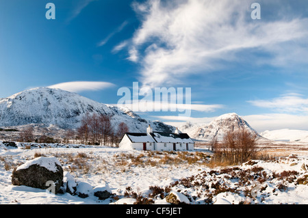 Eine schneebedeckte Landschaft mit Black Rock Cottage in Glencoe. Stockfoto
