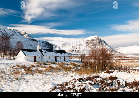 Eine schneebedeckte Landschaft mit Black Rock Cottage in Glencoe. Stockfoto