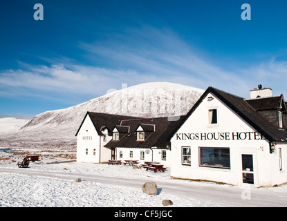 Kings House Hotel im abgelegenen Schnee bedeckt Landschaft am Glencoe. Stockfoto