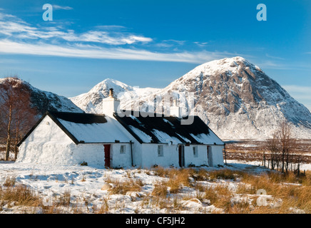 Eine schneebedeckte Landschaft mit Black Rock Cottage in Glencoe. Stockfoto