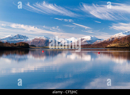 Reflexionen von Schnee bedeckt Berge im Loch Leven, Glencoe. Stockfoto