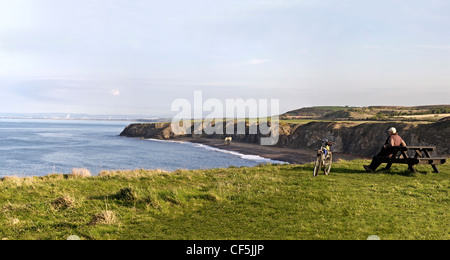 Ein Blick auf das Meer bei Dawdon, der Blick auf Hartlepool sehr schön an diesem sonnigen Tag Radfahrer Strand zum Film Alien verwendet Stockfoto