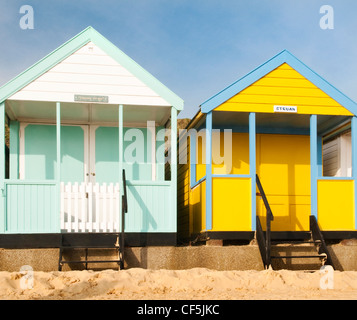 Bunte Strandhäuschen entlang der Strandpromenade in Southwold. Stockfoto