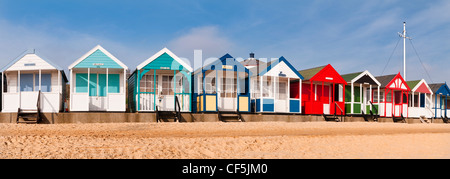 Bunte Strandhäuschen entlang der Strandpromenade in Southwold. Stockfoto