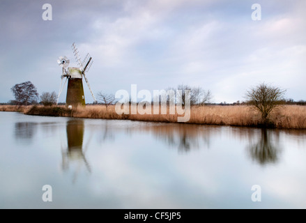 Turf Moor Entwässerung Mühle durch den Fluss Ant. Stockfoto