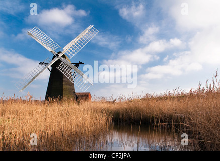 Herringfleet Mill oder Walkers Mühle, eine Anfang des 19. Jahrhunderts-Mühle, die jetzt in einwandfreiem Zustand wiederhergestellt wurde. Stockfoto