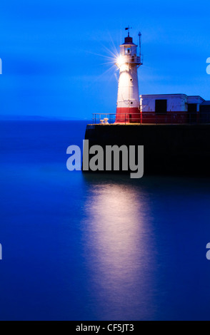 Der Leuchtturm am Ende der Newlyn Pier in der Morgendämmerung. Stockfoto