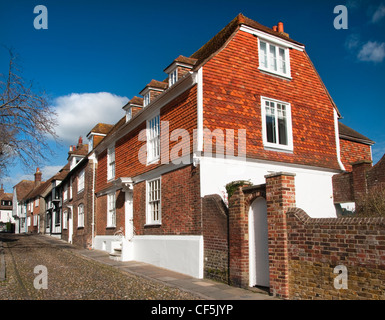 Traditionelle Architektur und einer gepflasterten Straße im Herzen der mittelalterlichen Zitadelle von Roggen. Stockfoto