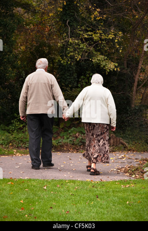 Ein älteres Ehepaar gehen Hand in Hand in Salisbury. Stockfoto