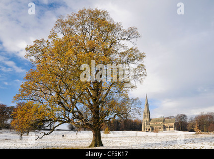 Schnee bedeckt den Boden rund um St. Marien Kirche, ein 19. Jahrhundert anglikanische Kirche von William Burges in den viktorianischen Go entworfen Stockfoto