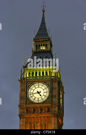 Ziffernblatt der Big Ben, eines der berühmtesten Wahrzeichen Londons, in der Dämmerung. Stockfoto