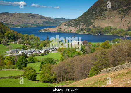 Blick über das Dorf Glenridding, Ullswater, der zweitgrößte See in der Seenplatte. Stockfoto