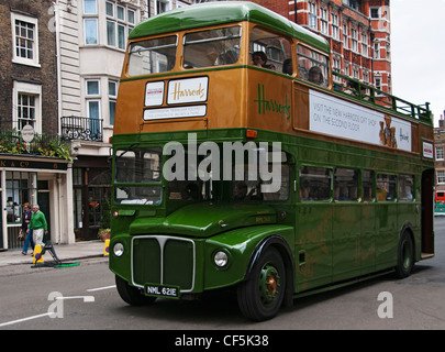 Einer offenen Vintage Routemaster Tourbus in Harrods Lackierung an St. James Street unterwegs. Stockfoto