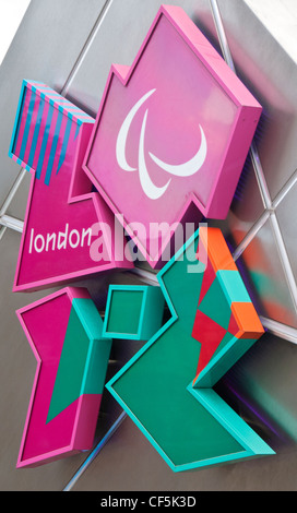 Logo für London 2012 Olympische Spiele auf eine Countdown-Uhr auf dem Trafalgar Square. Stockfoto