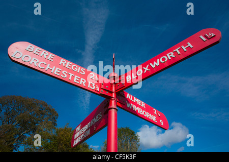 Helle rote gerichtetes Schild an einem Scheideweg. Stockfoto