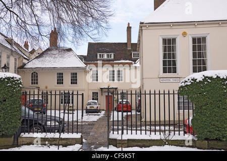 Klerus Häuser in Minster Yard mit Schnee bedeckt. Stockfoto