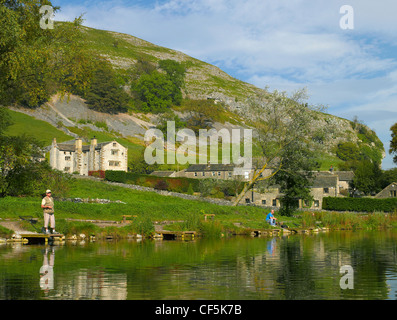 Fliegenfischen Sie im Kilnsey Park und Forellenzucht. Stockfoto