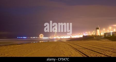 Blick über den Strand von Blackpool Pleasure Beach. Über 6,2 Millionen Reisende jetzt Großbritanniens Kurpark Thema Nr. 1 e Stockfoto