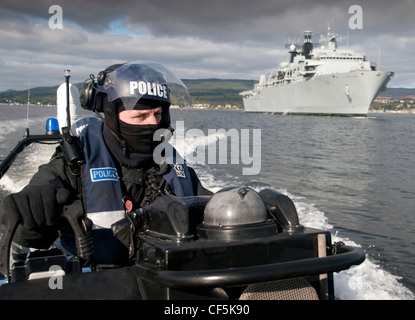 Ministerium für Verteidigung Polizei Bereitstellung Eskorte für ein Schiff der königlichen Marine Angriff Stockfoto