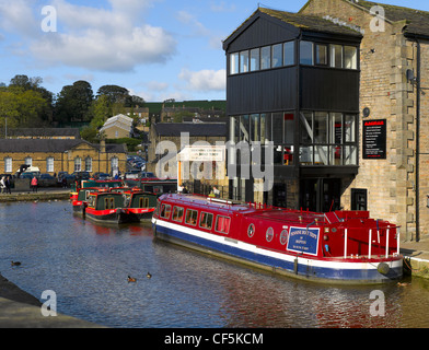 Schmale Boote vertäut am Leeds und Liverpool Kanal in Skipton. Stockfoto