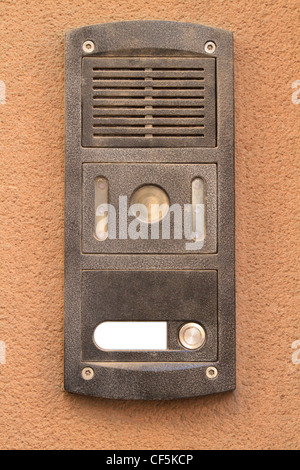 Graues Metall Intercom aus einer Wohnung hängen eine Beige Betonwand Stockfoto