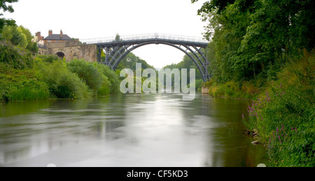 Blick auf die eiserne Brücke über den Fluss Severn bei Coalbrookdale. Das war erste Gusseisen-Brücke der Welt im Jahre 1779 gebaut. Stockfoto