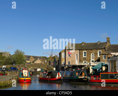 Bootsfahrten auf dem Leeds und Liverpool Canal in Skipton. Stockfoto