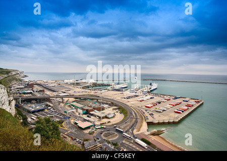 Ein Blick auf eine Fähre verlassen den Hafen von Dover. Der Port wurde von über 18 Millionen Passagiere und 3 Millionen Autos im Jahr 2006, sowie verwendet. Stockfoto