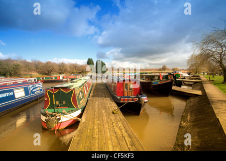 Die Barge festgemacht in Anderton Marina. Die Marina befindet sich angrenzend an das berühmte Schiffshebewerk Anderton und liegt vor den Toren der Cheshir Stockfoto