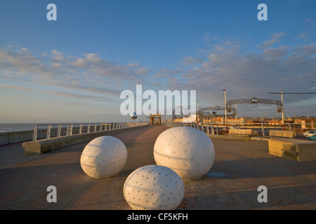 In Auftrag gegebene Kunstwerk "Glam Felsen" von Peter Freeman auf der Blackpool Promenade gelegen. Die drei riesigen Kieselsteine werden aus skaliert. Stockfoto