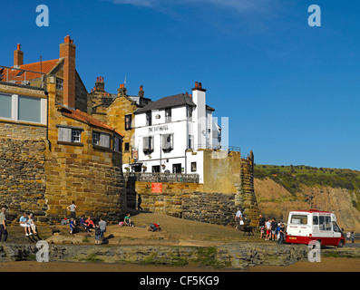 Eiswagen auf der Slipanlage in das Fischerdorf Dorf von Robin Hoods Bay. Stockfoto