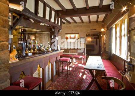 Das Innere von einem traditionellen britischen Country-Pub. Rund 90 % des Bieres in Großbritannien verkauft in Großbritannien und 28 Millionen Pints produziert Stockfoto
